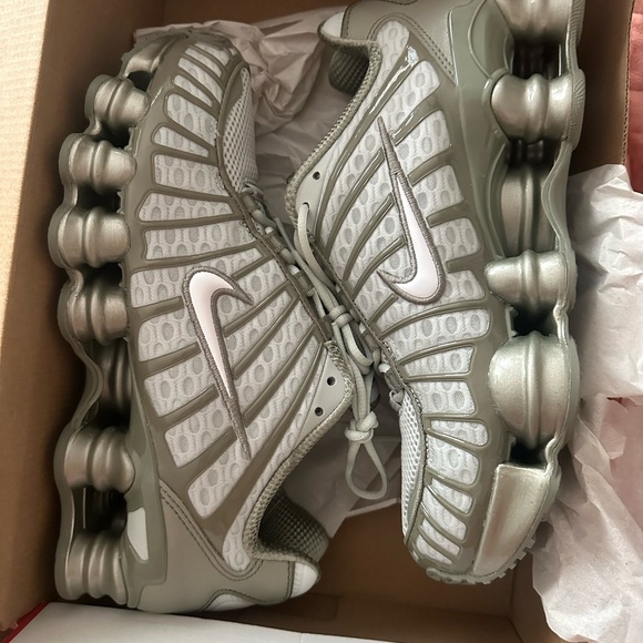 Green Nike Shox. Brand New - Picture 2 of 5